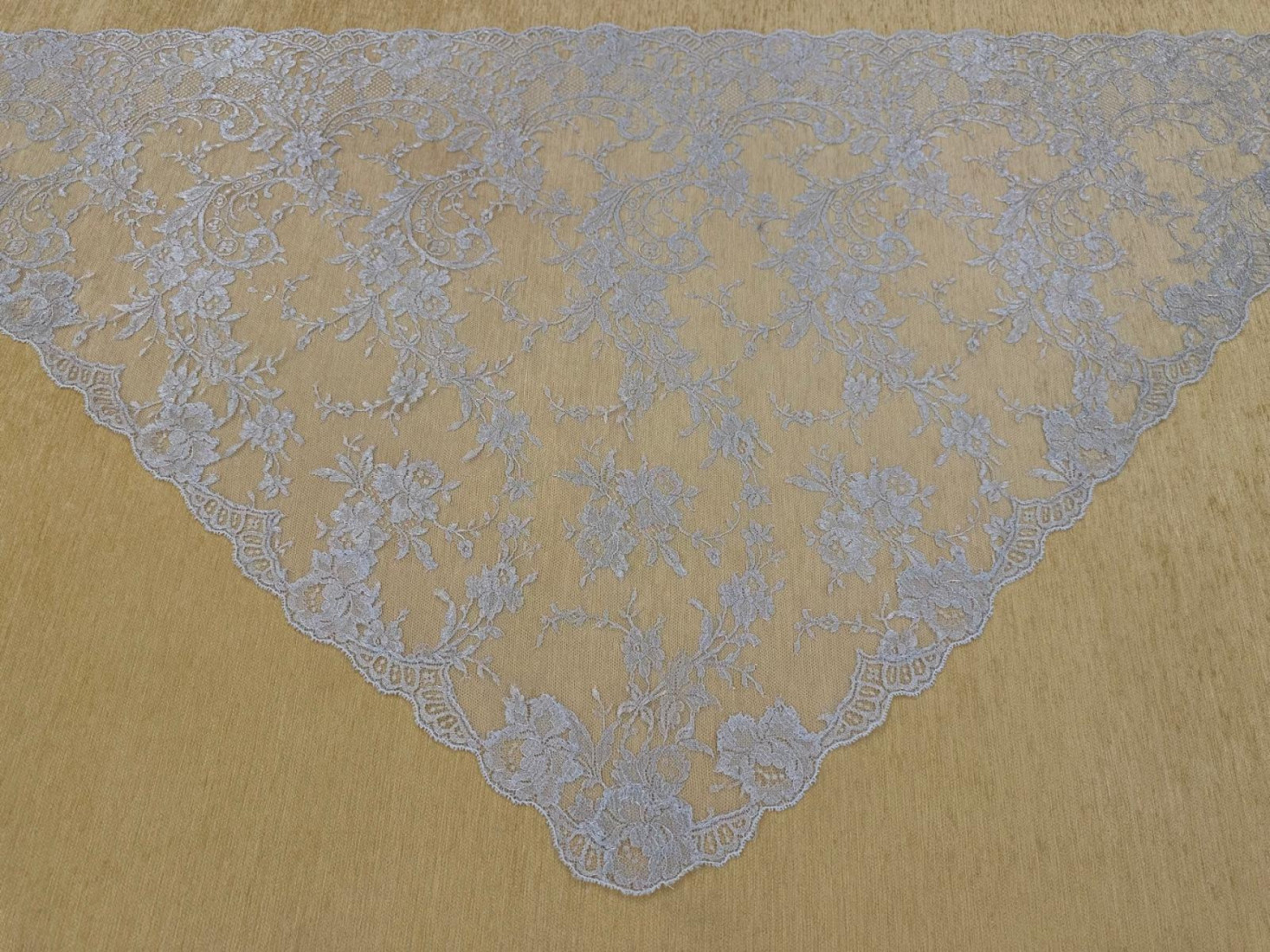 Mantilla triangular plata 90*190