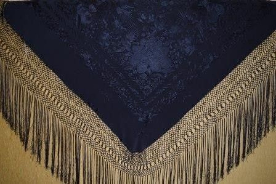 Mantón bordado a mano en seda 140 cm