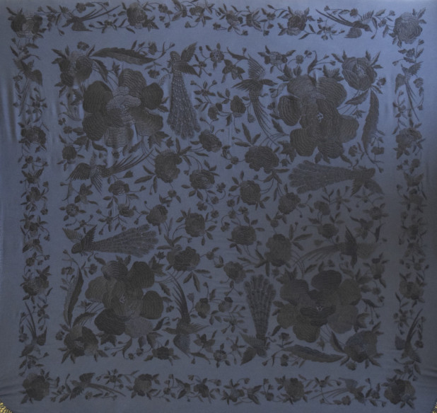 Lujoso Mantón Bordado a Mano | Seda Natural, 140 cm | Juan Foronda