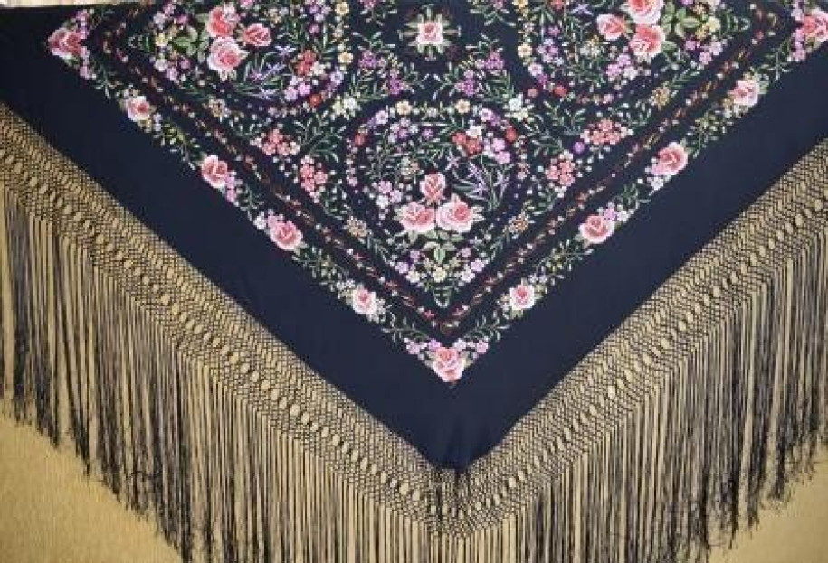 Mantón bordado a mano en seda 140cm