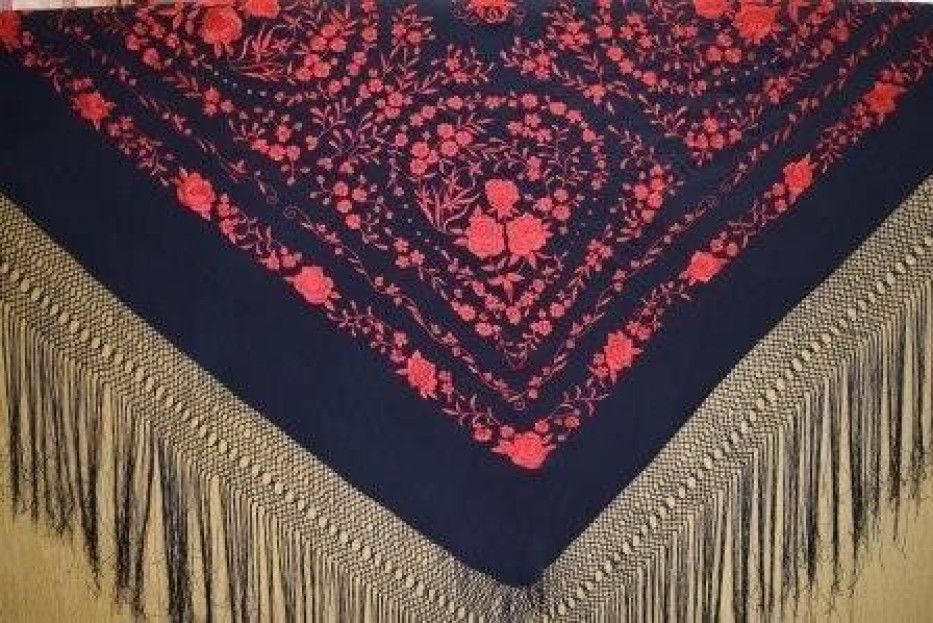 Mantón bordado a mano en seda 140cm