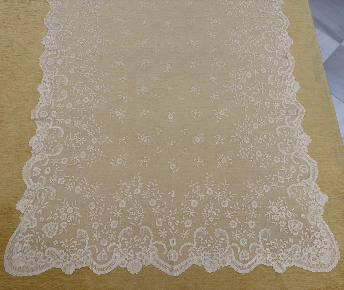 Mantilla mano seda 120*250