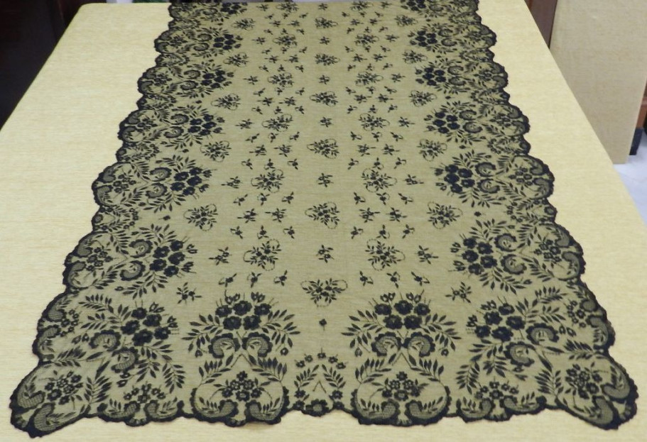 Mantilla bordada a mano en seda