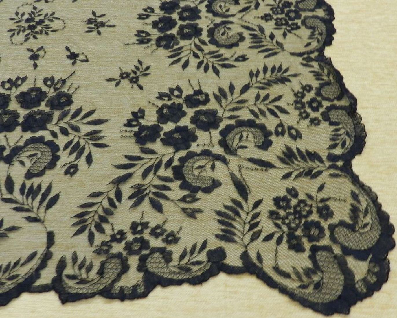 Mantilla bordada a mano en seda