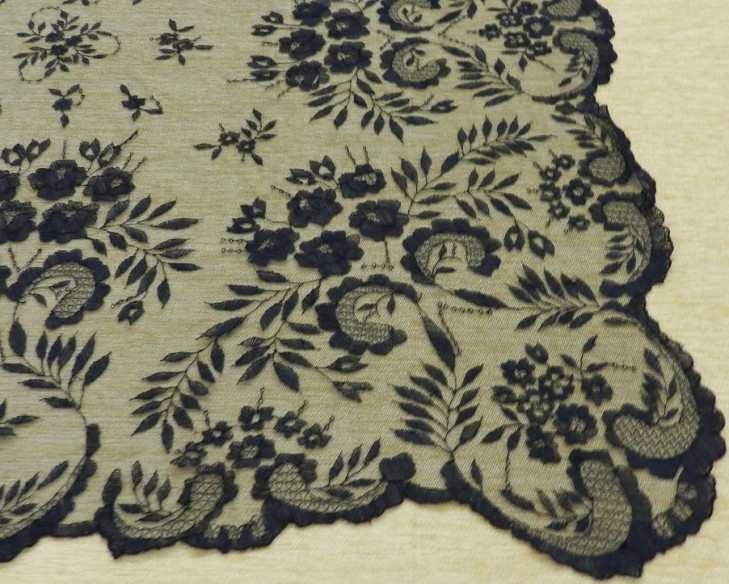 Mantilla bordada a mano en seda
