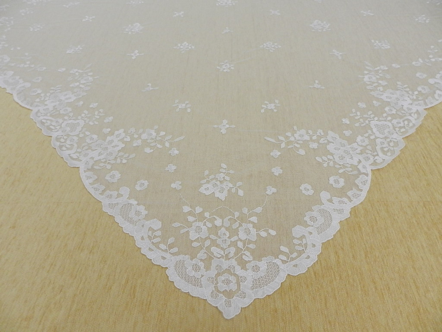 Mantilla infanta mano seda