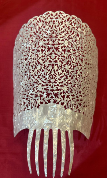 Peina mantilla nácar 22cm