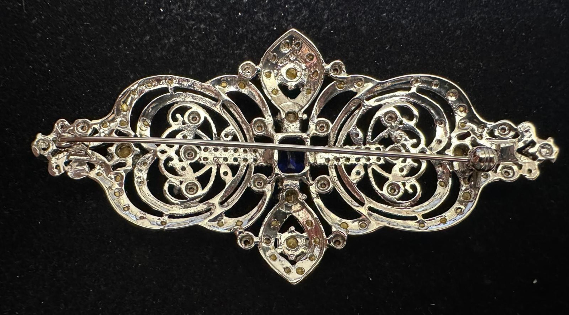 Broche mantilla rodio color