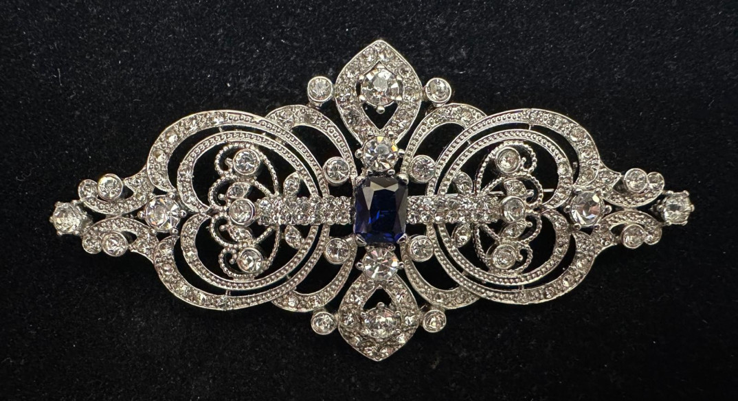Broche mantilla rodio color