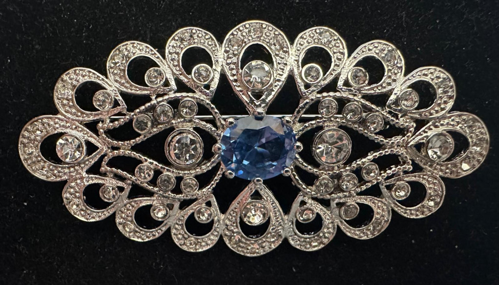 Broche mantilla rodio color