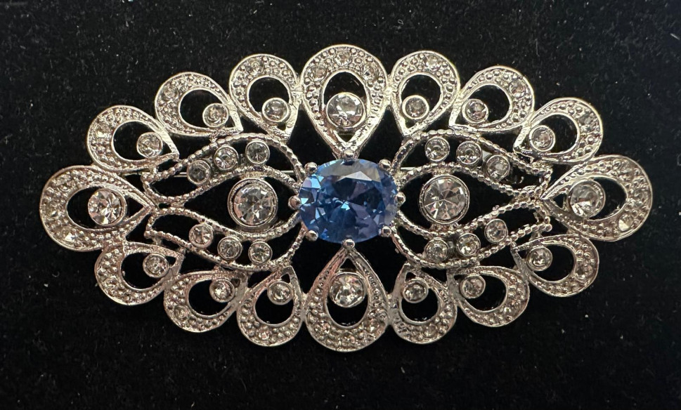 Broche mantilla rodio color