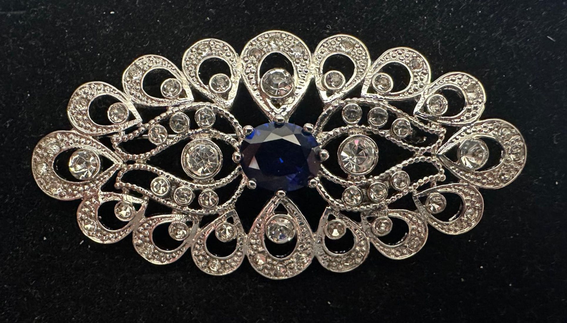 Broche mantilla rodio color