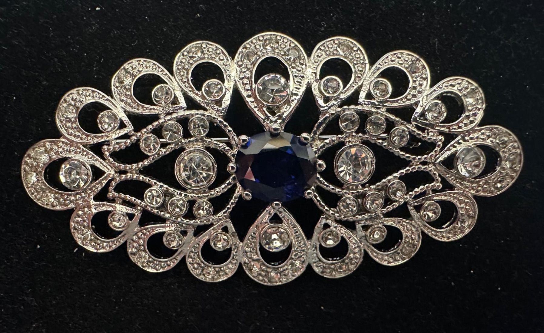 Broche mantilla rodio color