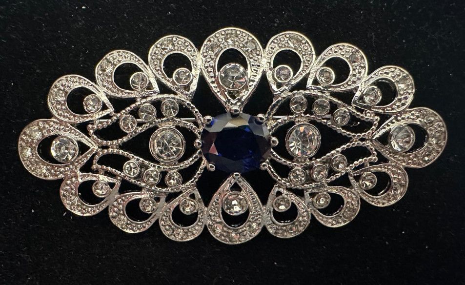 Broche mantilla rodio color