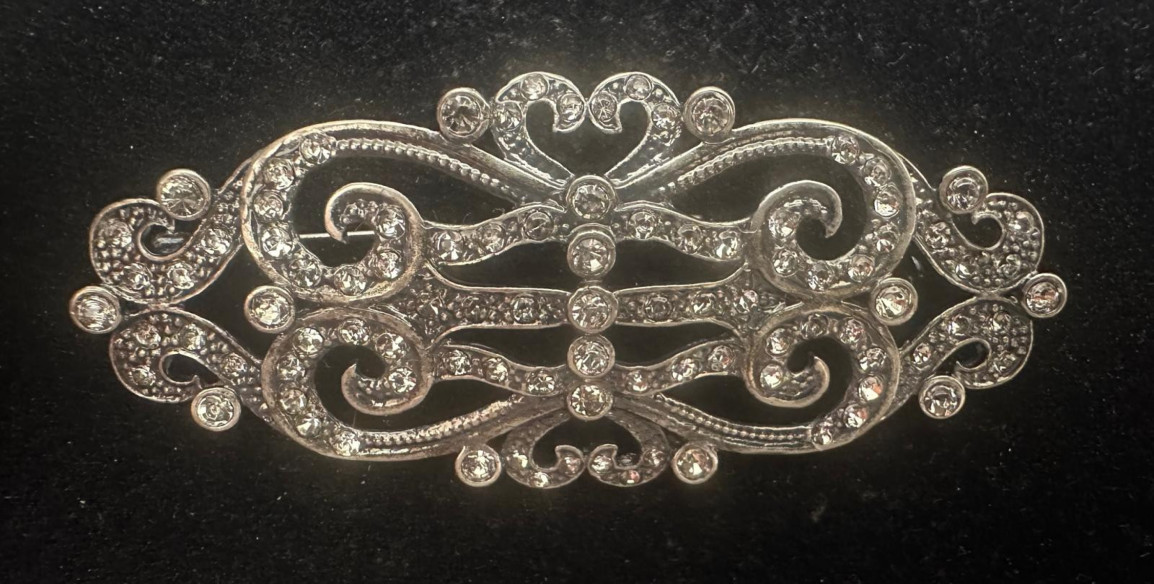Broche mantilla rodio