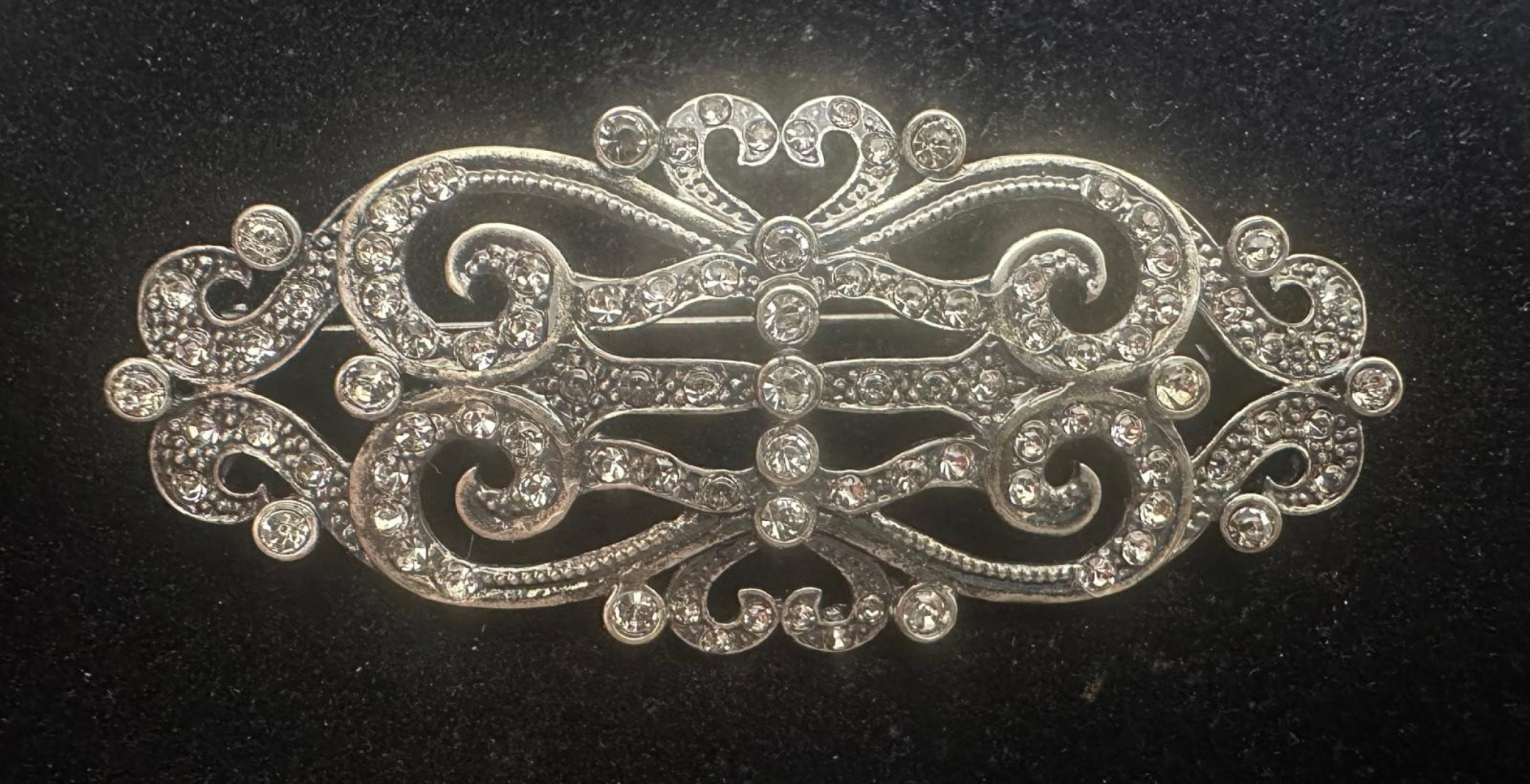 Broche mantilla rodio