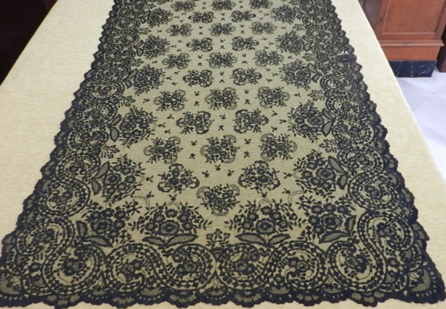 Mantilla bordada a mano en seda