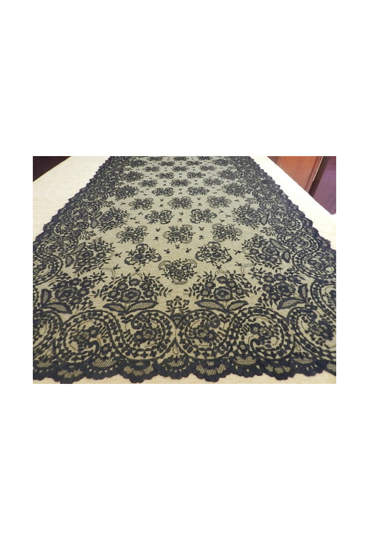 Mantilla bordada a mano en seda