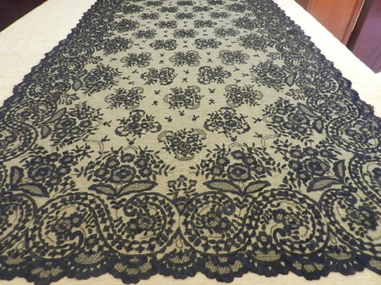 Mantilla bordada a mano en seda