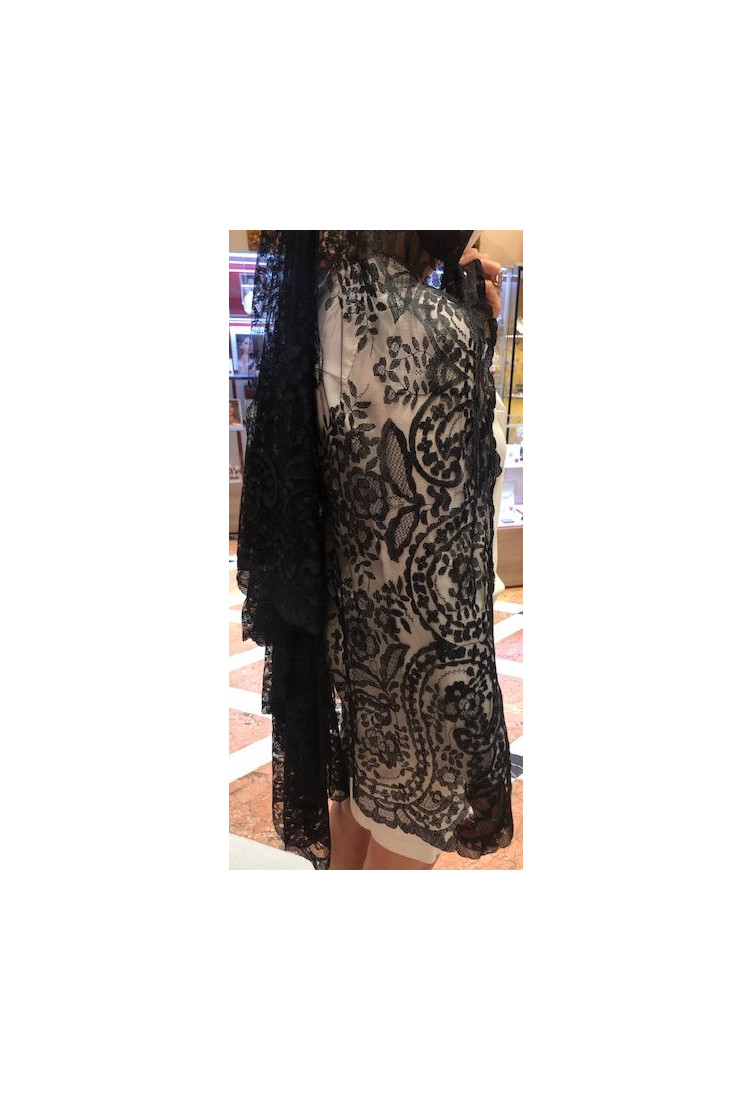 Mantilla bordada a mano en seda