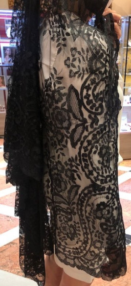 Mantilla bordada a mano en seda