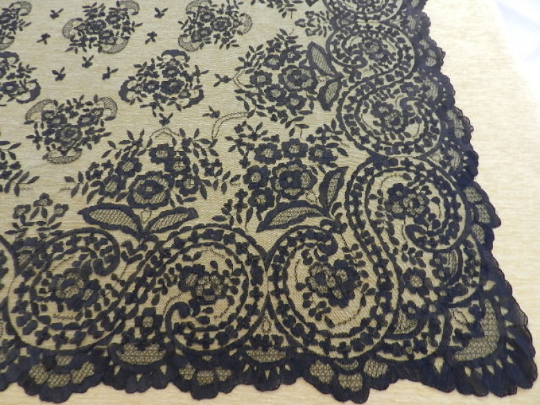 Mantilla bordada a mano en seda