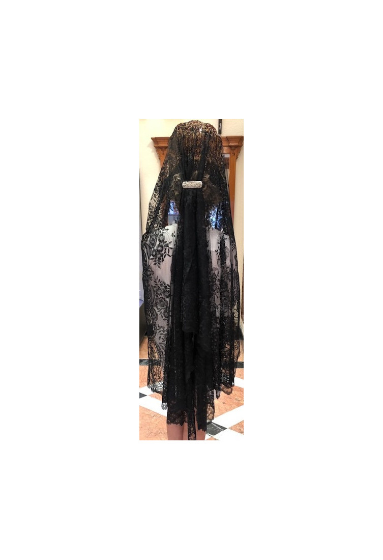 Mantilla bordada a mano en seda