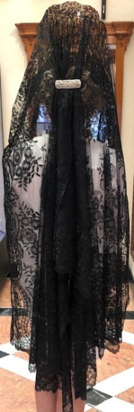 Mantilla bordada a mano en seda
