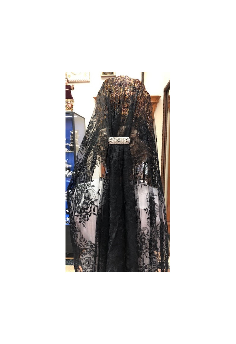 Mantilla bordada a mano en seda