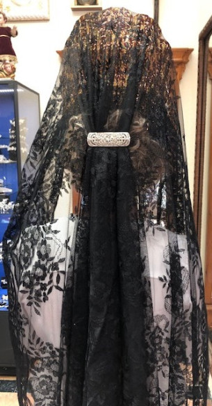 Mantilla bordada a mano en seda