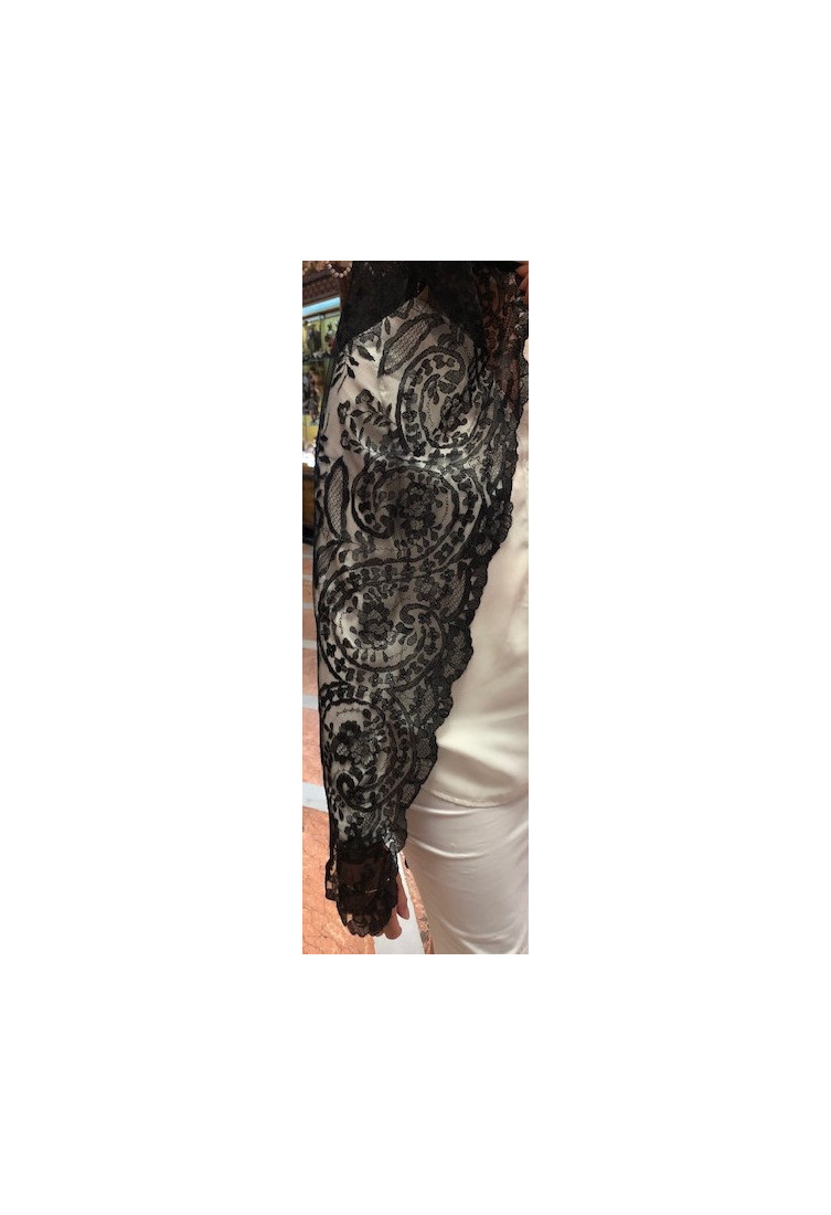 Mantilla bordada a mano en seda