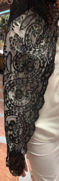 Mantilla bordada a mano en seda