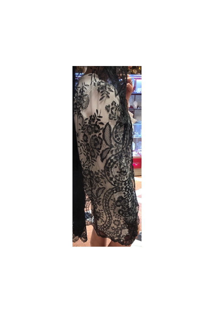 Mantilla bordada a mano en seda