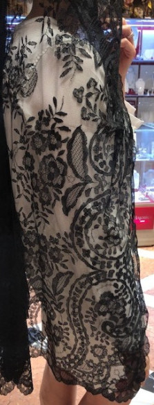 Mantilla bordada a mano en seda