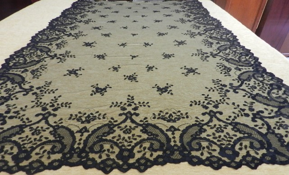 Mantilla bordada a mano en seda 120*240