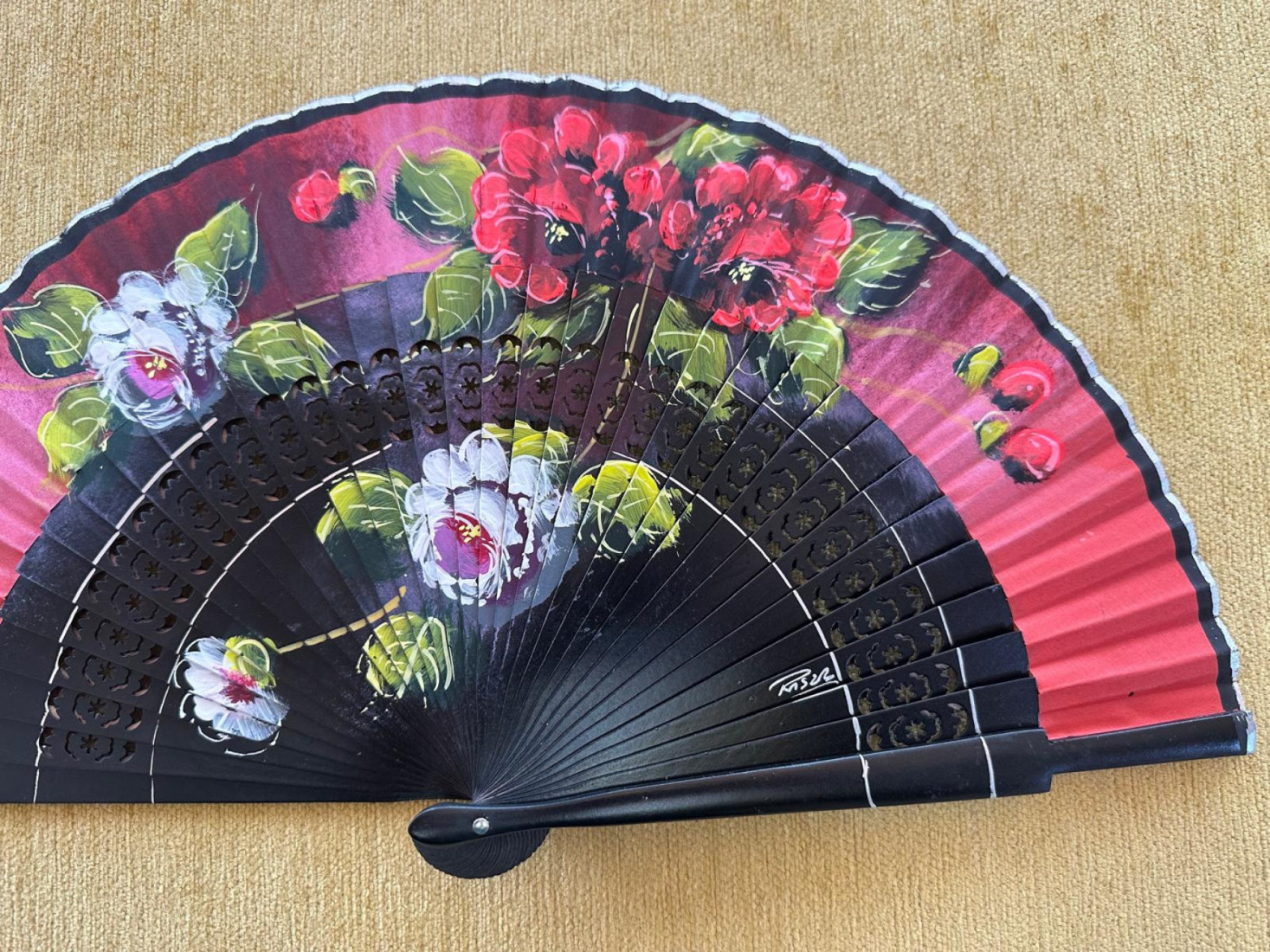 Abanico calado rosas