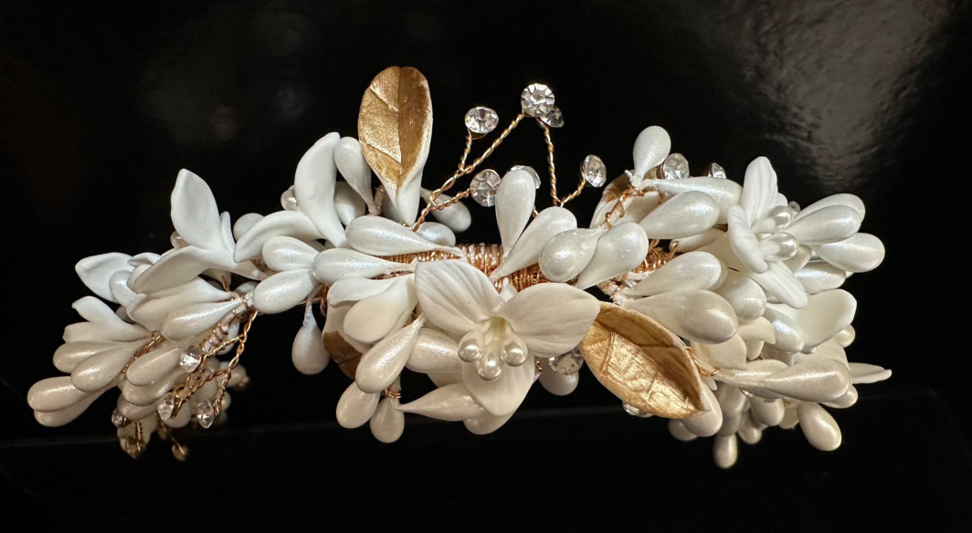 Tiara dorada porcelana