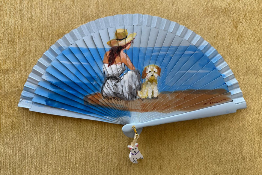 Abanico chica con perrito