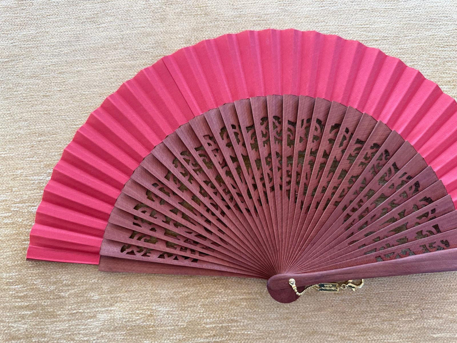 Abanico liso tela roja