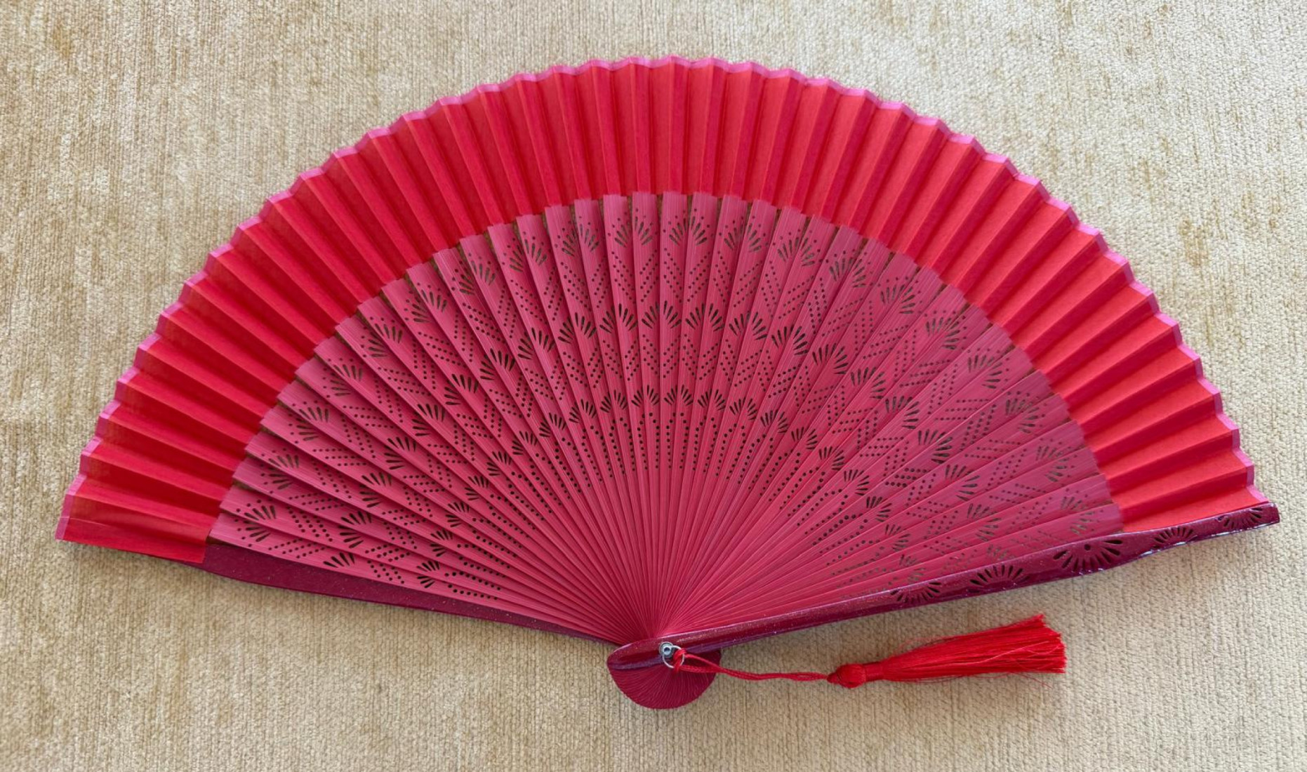 Abanico bambú baraja rojo