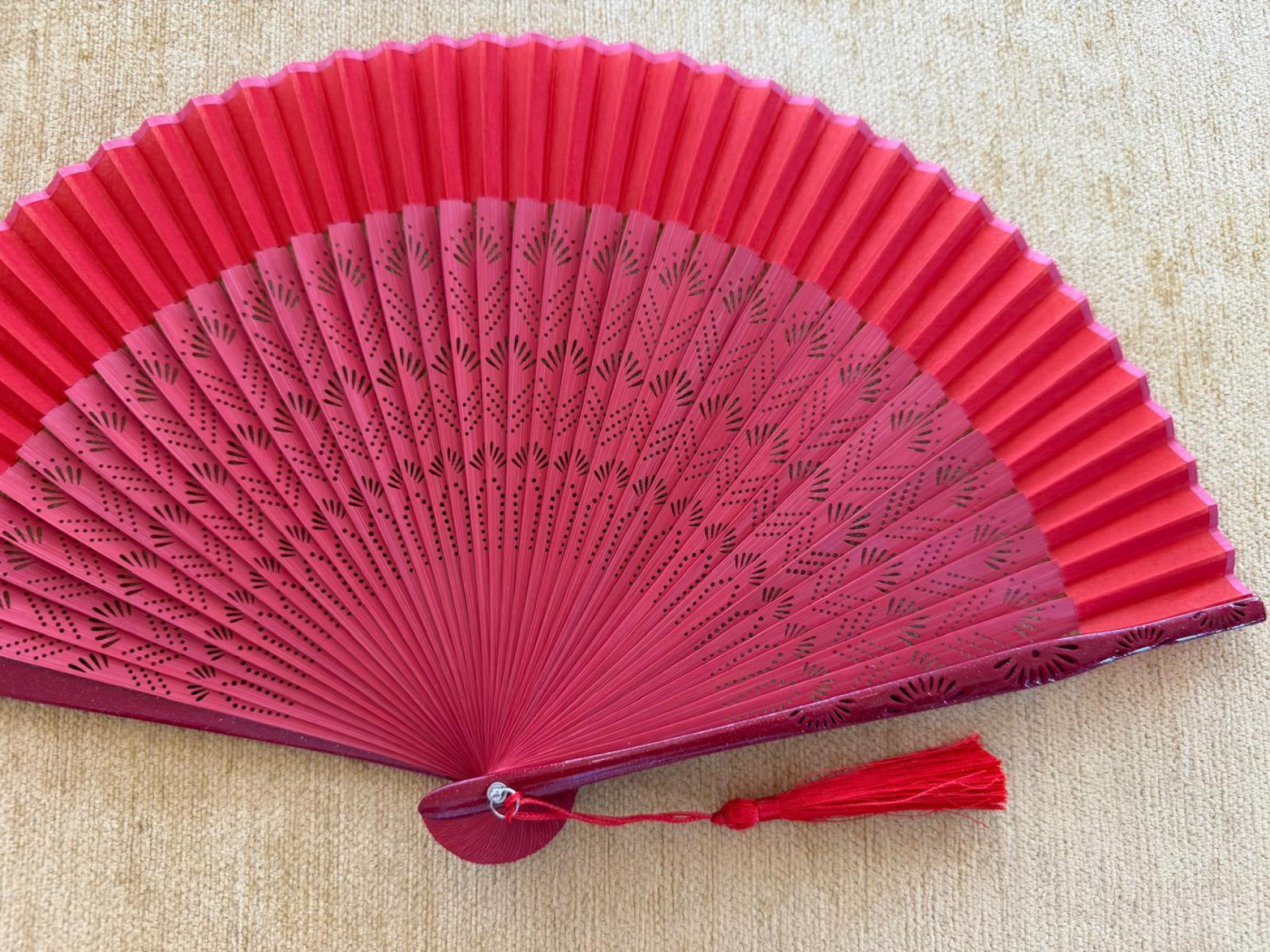 Abanico bambú baraja rojo