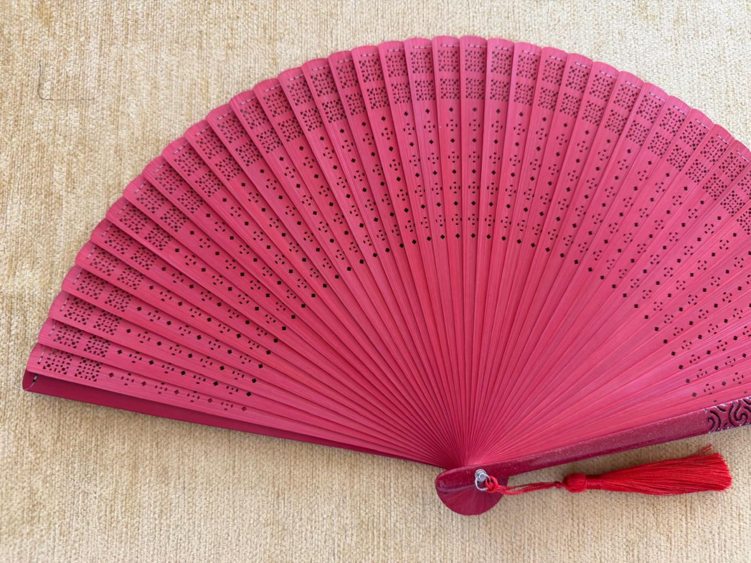 Abanico bambú baraja roja