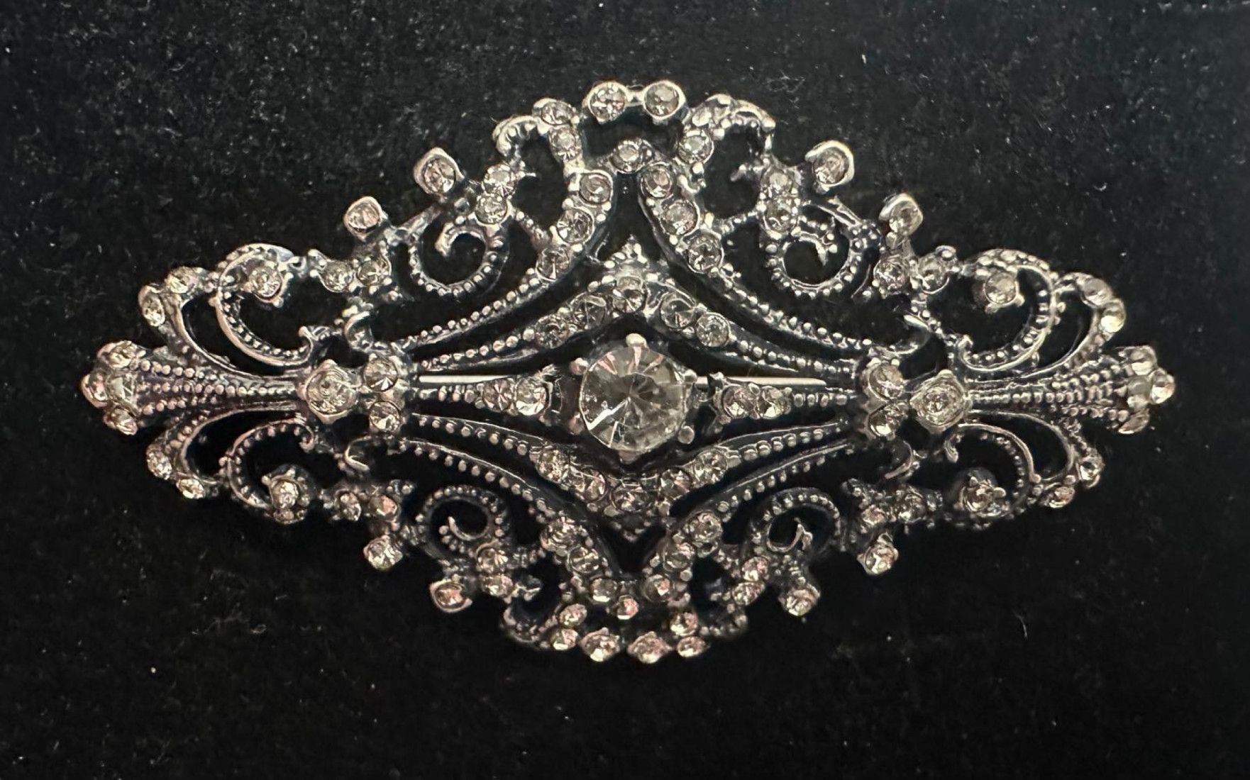 Broche mantilla rodio