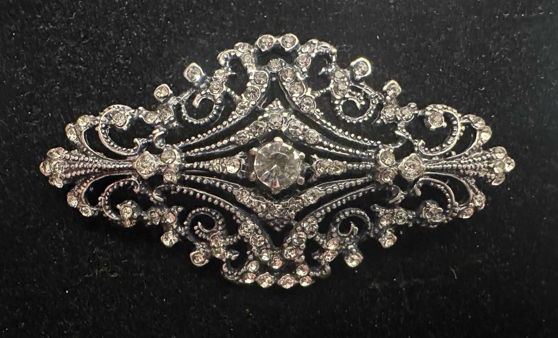 Broche mantilla rodio