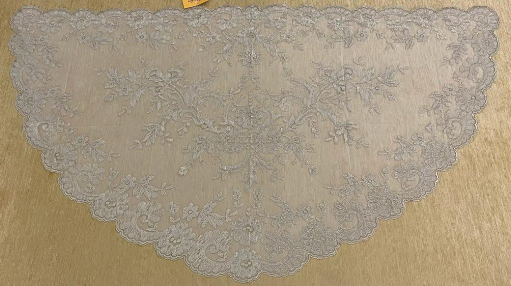 Mantilla media luna oro-marfil