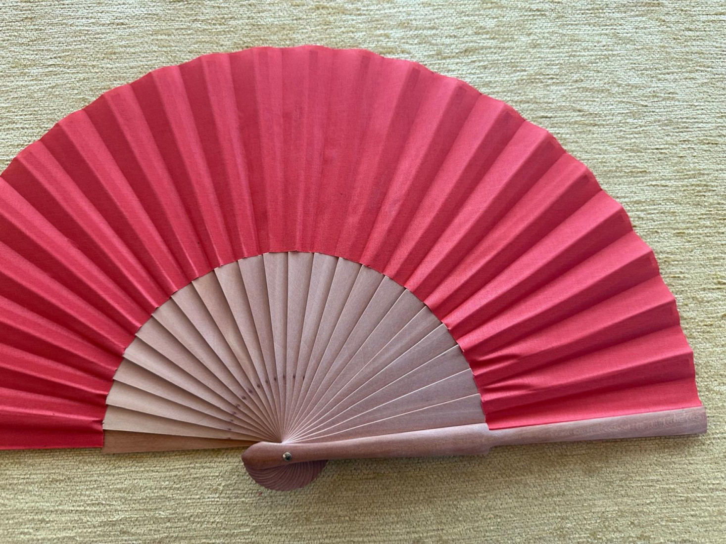 Abanico liso tela roja