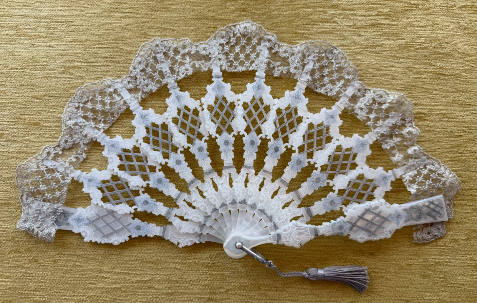 Abanico nacarina encaje plata