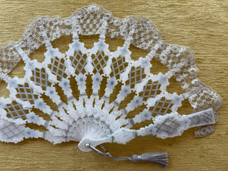 Abanico nacarina encaje plata