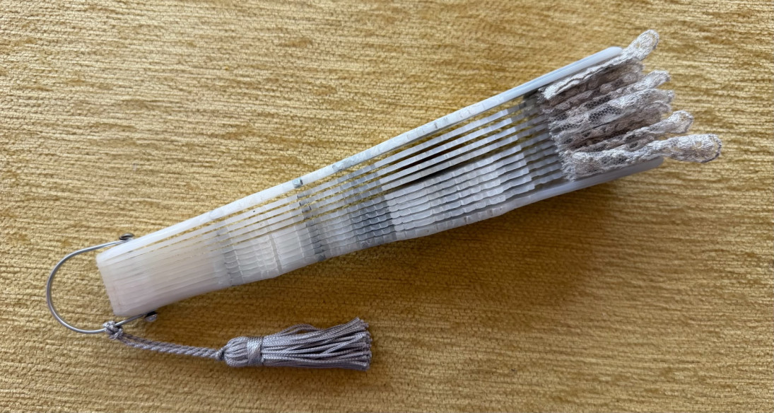 Abanico nacarina encaje plata