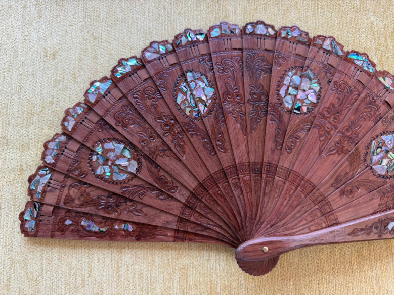 Abanico palosanto nácar